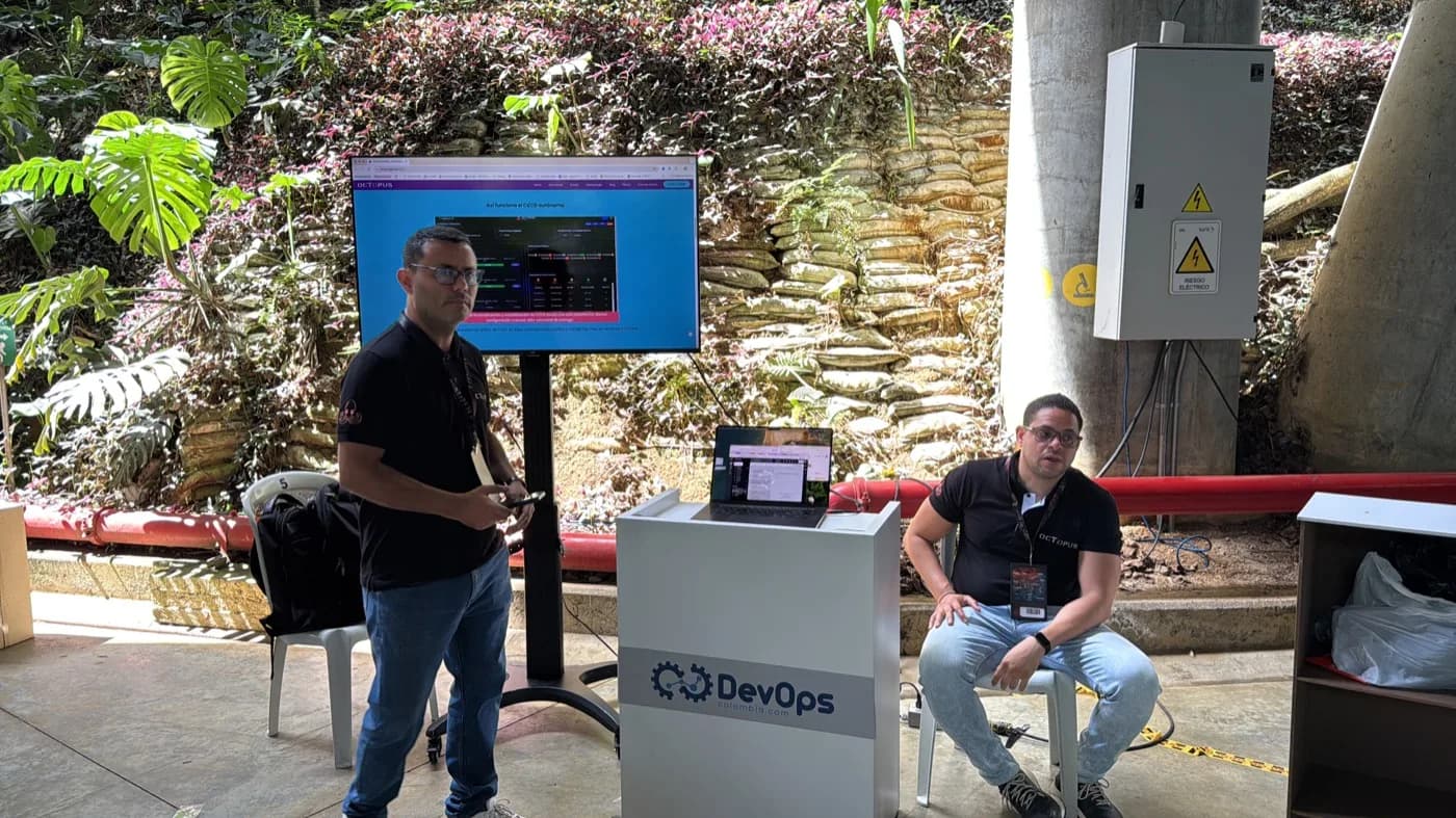 Demostración en vivo de Octopus DevOps en el stand de DevOpsDays Medellín 2026